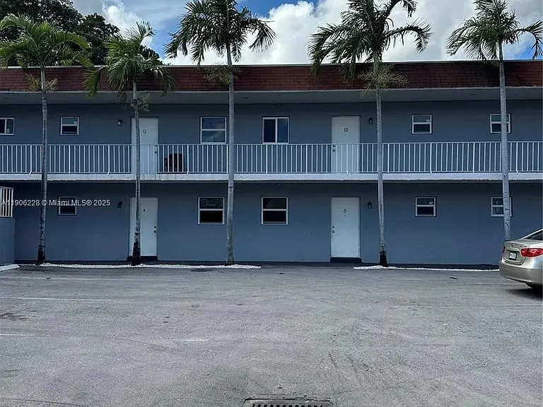 Deerfield Beach Manor — Photo 5