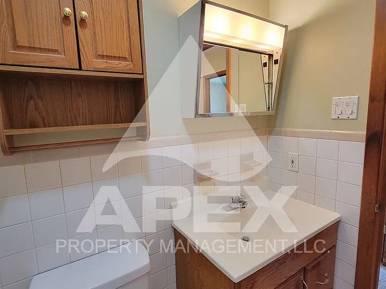 Elmwood Apartments — Photo 40