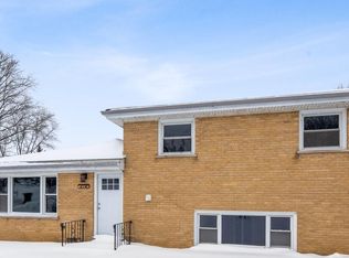 214 Briar Ln, Lindenhurst, IL
