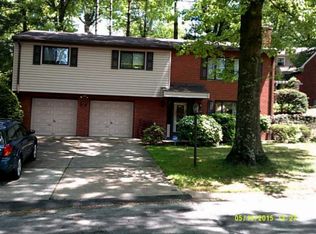 350 Stoneledge Dr, Pittsburgh, PA 15235