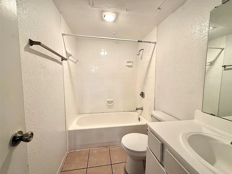 9201 Clarewood Dr #307 — Photo 6