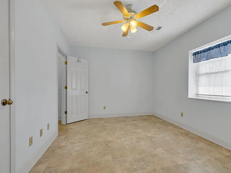 7506 Sleepy Hollow Rd — Photo 15