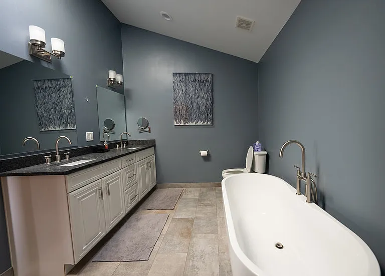 Master Bathroom (Upper level) Pic# 2