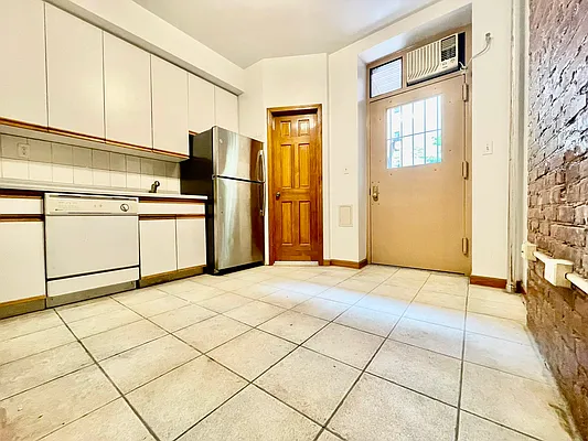 Rented by HOLTON REAL ESTATE INC. | media 34