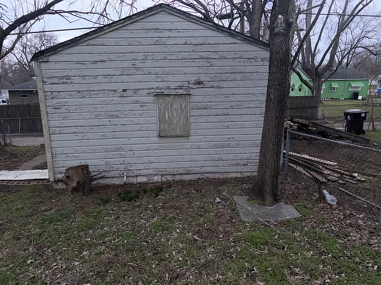 1513 S Livingston St — Photo 32
