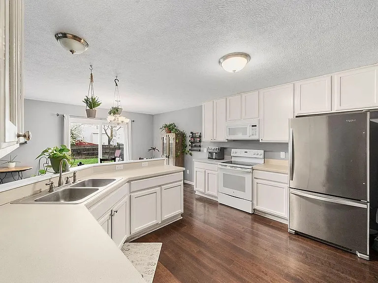 5095 Maple Valley Dr — Photo 4