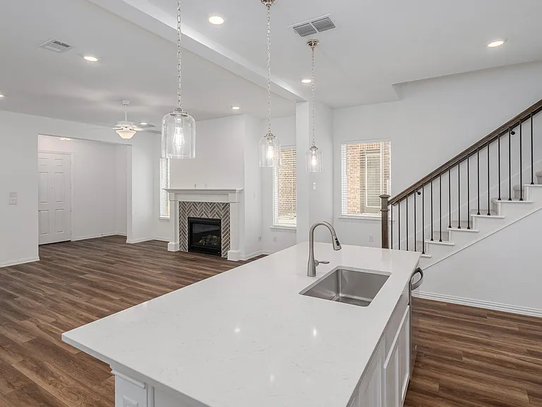 908 Utica Dr — Photo 5