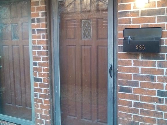 WELCOME! 926 ENTRANCE DOOR
ONE OF THREE CONNECTED TOWNHOMES