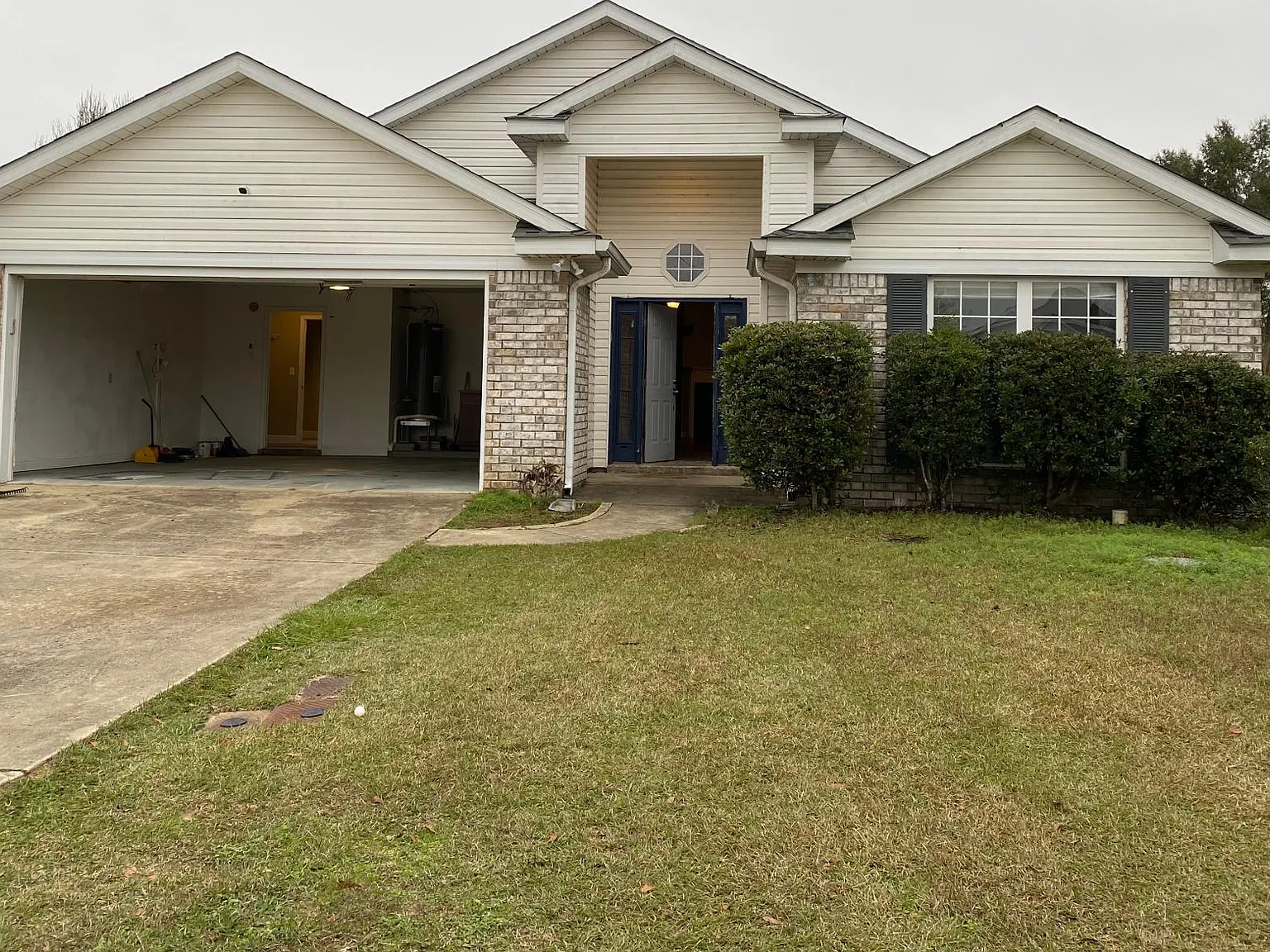 4 bed, 2038 sqft, $2,200 — Photo 2