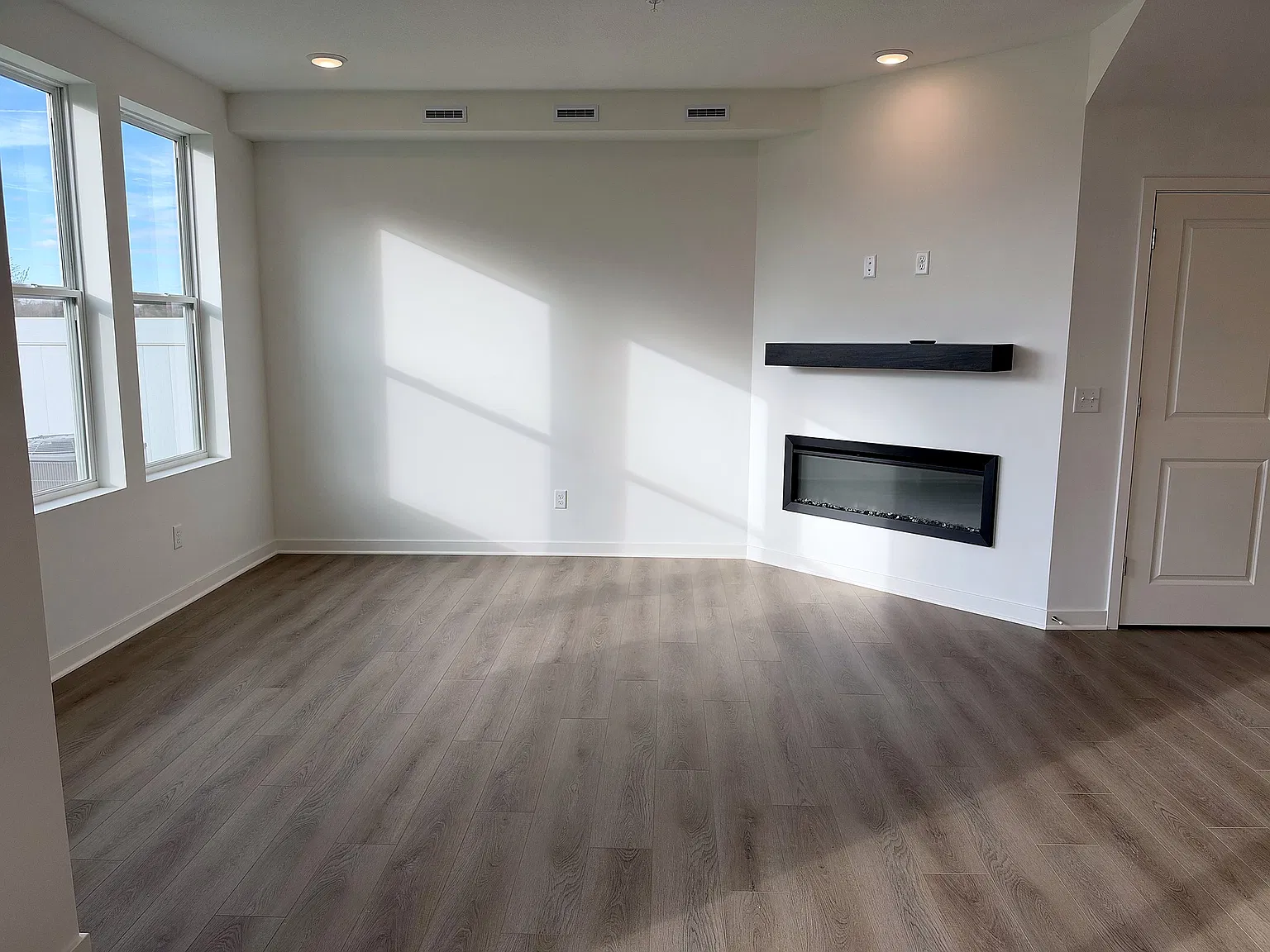 3 bed, 2.5 bath, 1883 sqft, $2,749 — Photo 3