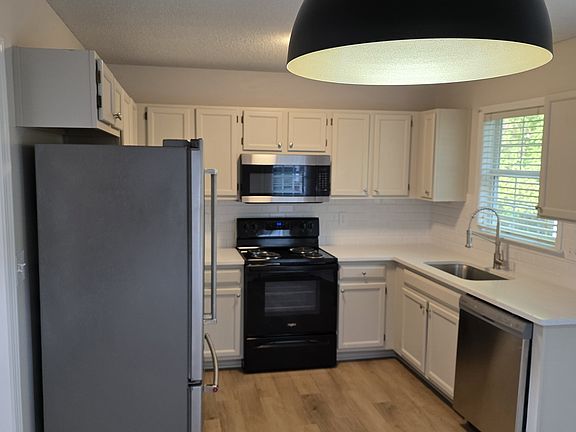 3rd image of 2419 Middleburg Dr