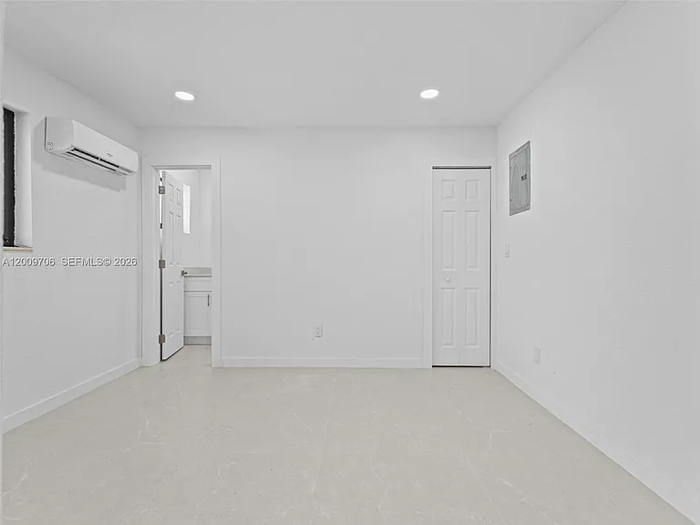 1366 W 29th St #1 — Photo 15