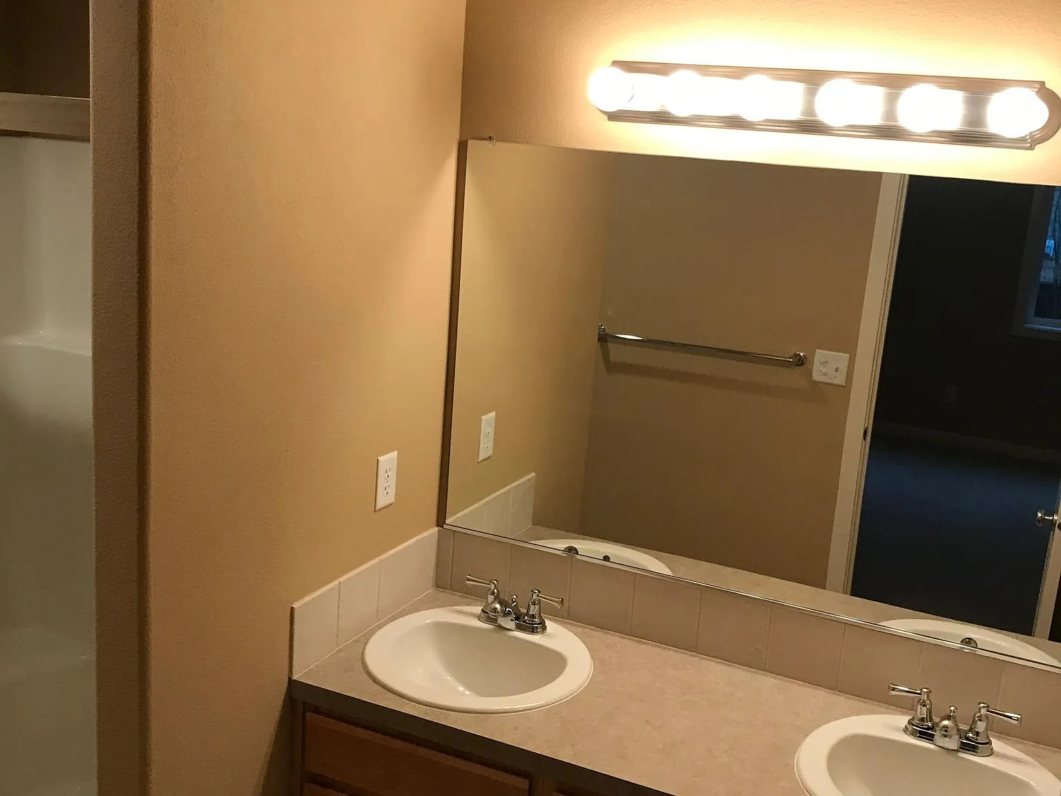 2 bed, 2.5 bath, 1662 sqft, $2,200 — Photo 3