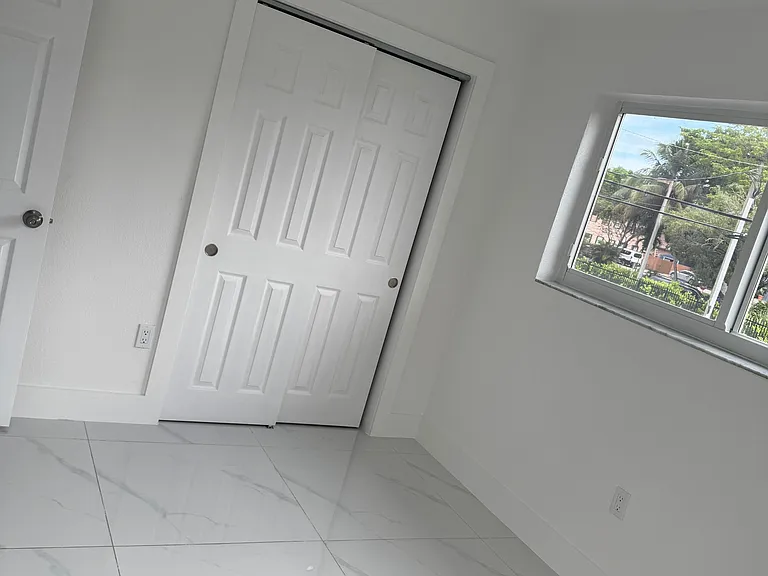 901 NW 28th St #9 — Photo 3