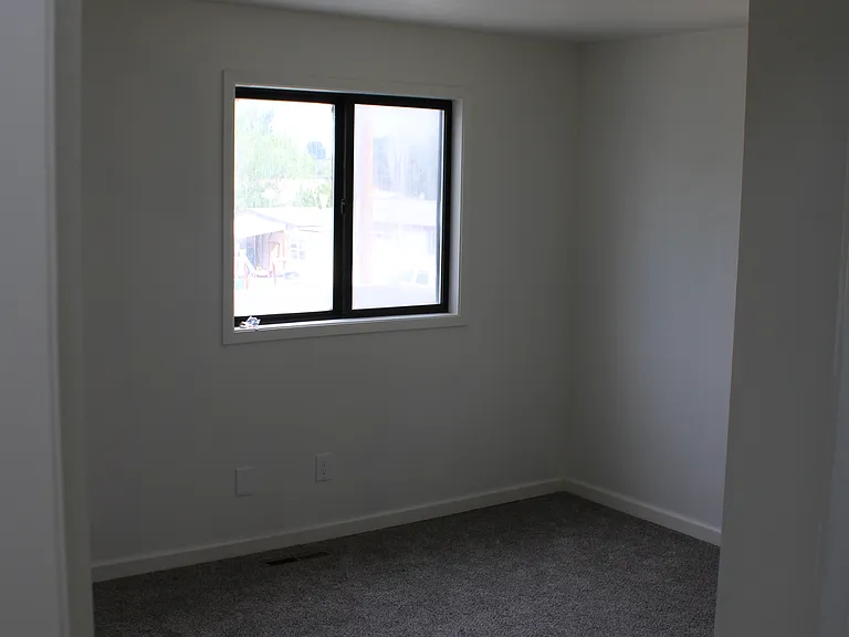 101 S 6th St W — Photo 14