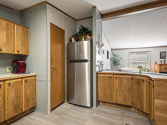 5th image of 900 N Idaho St Unit 211