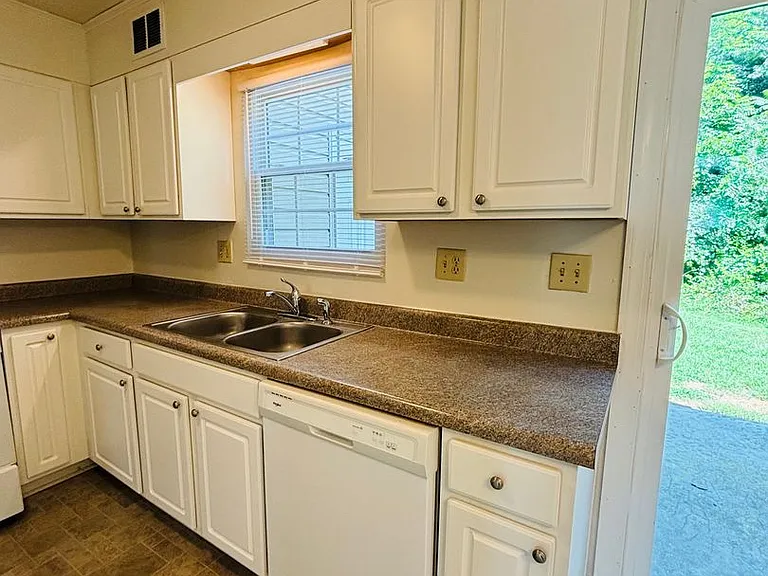 351 New Kent Rd — Photo 7