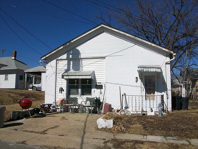 1st image of 209 E 10th St