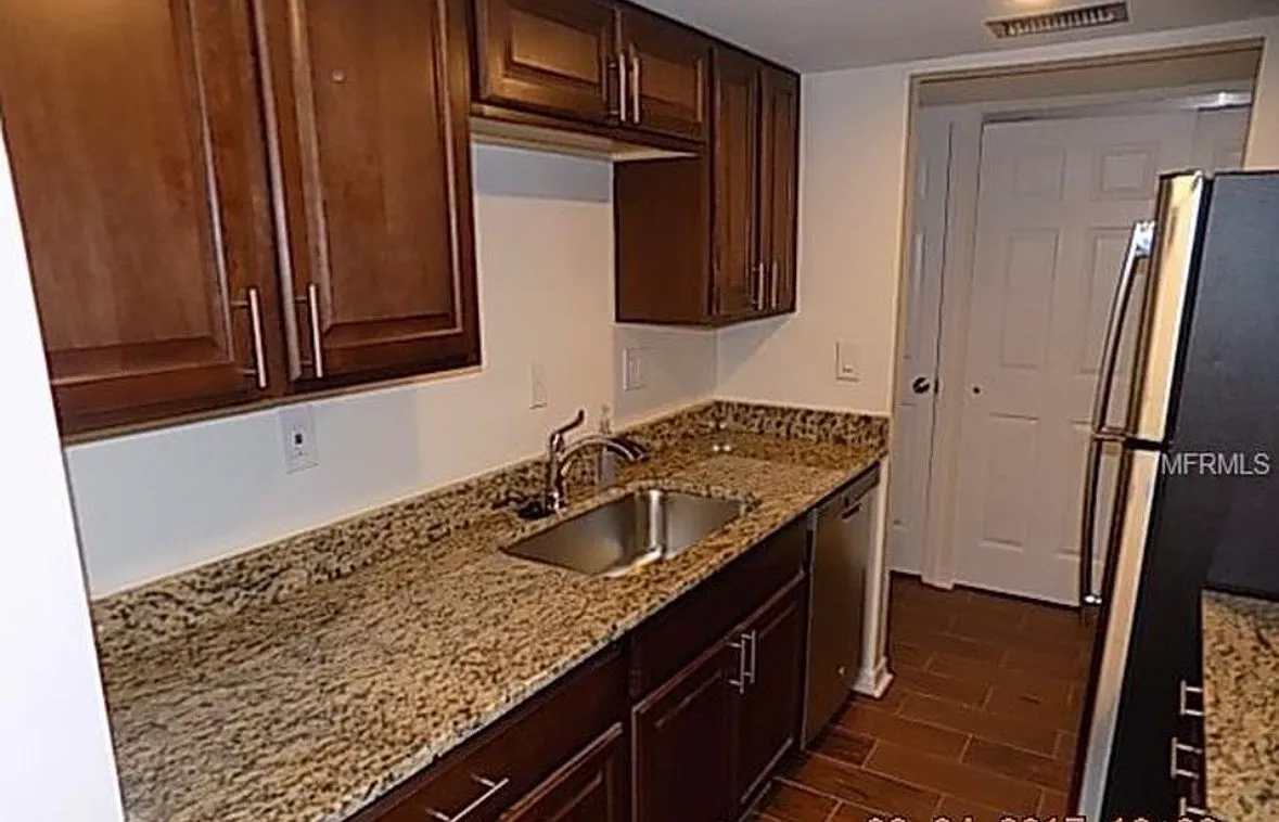 2 bed, 936 sqft, $2,100 — Photo 4