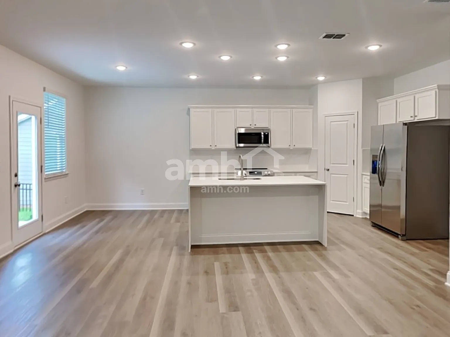 4 bed, 2.5 bath, 2297 sqft, $2,605 — Photo 4