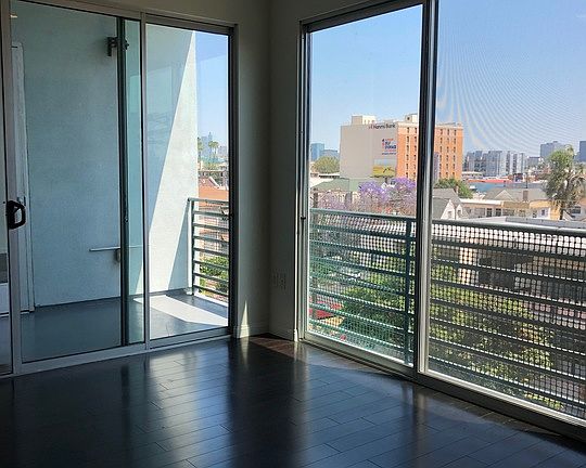 3rd image of 201 N Manhattan Pl APT 401