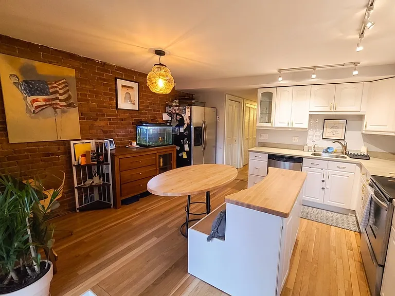 68 Russell St #1 — Photo 9