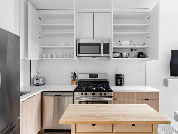 4th image of 913 Saint Marks Ave #3PRIVATEROOM5