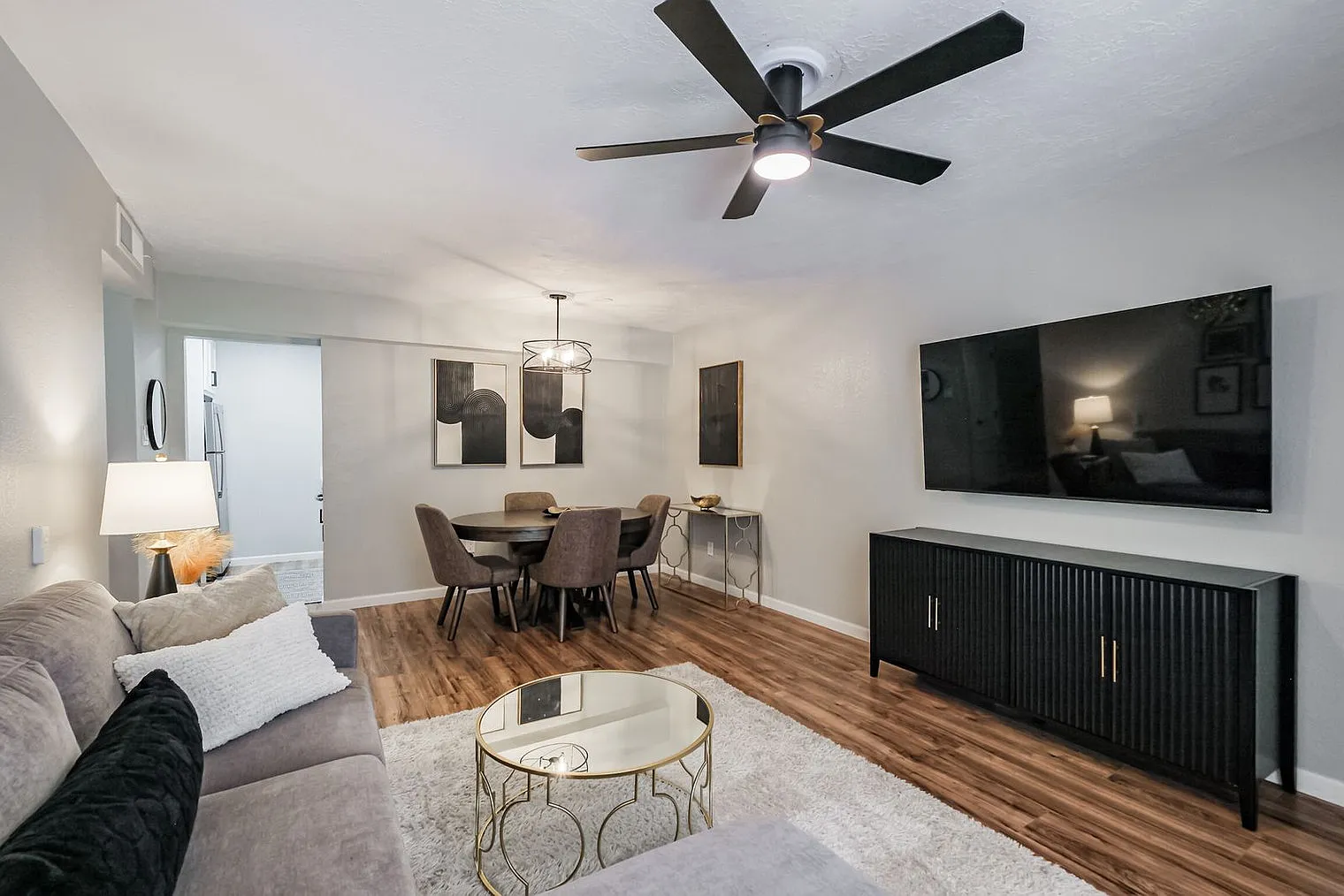 2 bed, 1.0 bath, 742 sqft, $4,108 — Photo 4