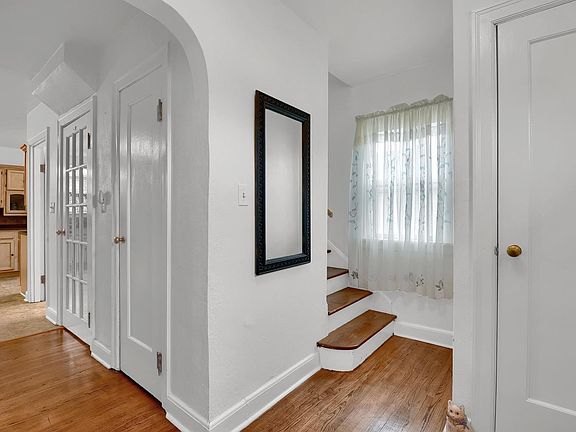3rd image of 406 S Washington St