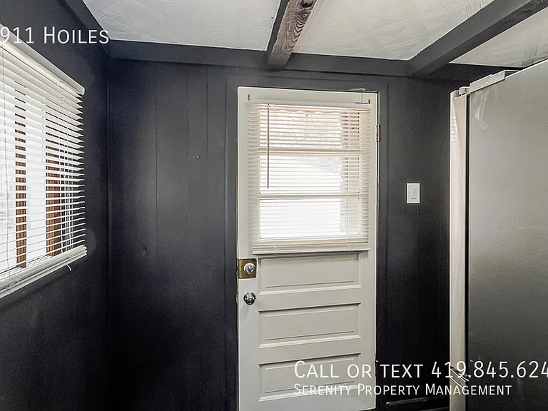 3911 Hoiles Ave — Photo 8