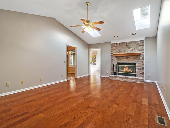 5th image of 112 Lakewood Dr