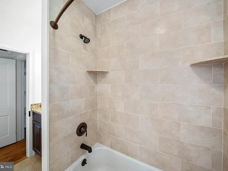 1025 N Chatham Rd — Photo 23