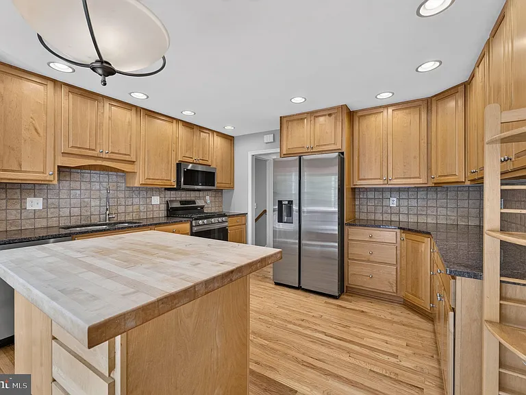 6443 Walters Woods Dr — Photo 24