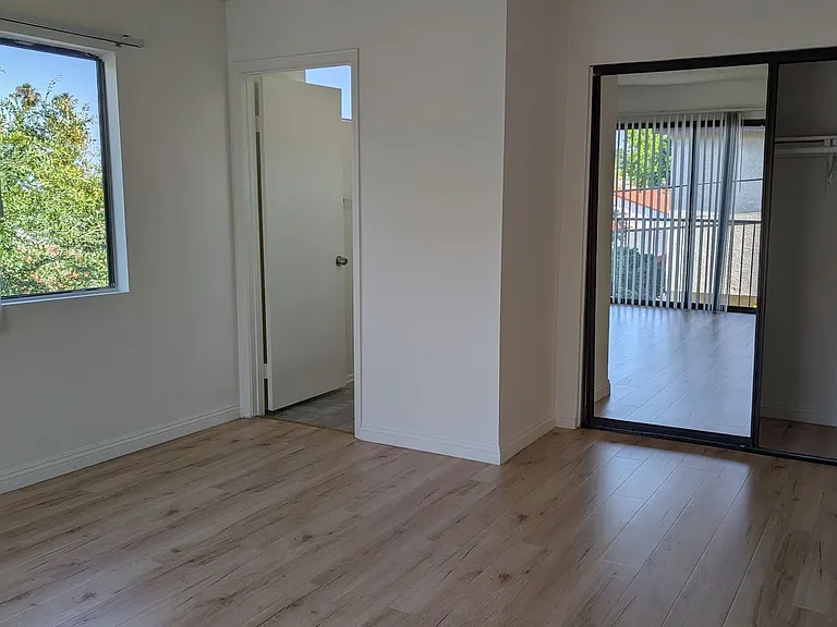 2501 W Grand Ave #6 — Photo 6