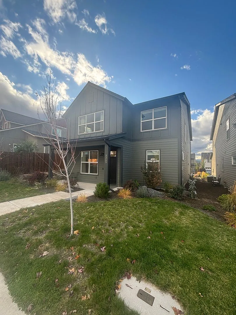 Spacious 4 Bedroom Home — Photo 2