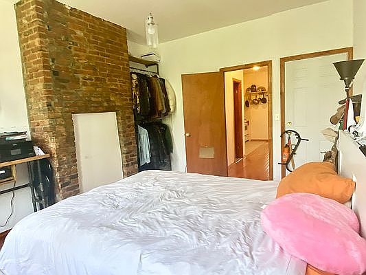 2nd image of 172 Jefferson St #2