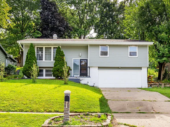 2011 64th St, Windsor Heights, IA 50324