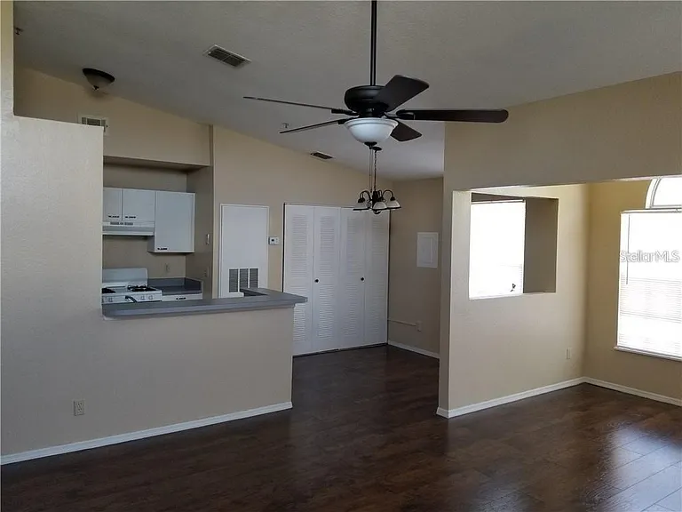 Columbia Arms Cir — Photo 7