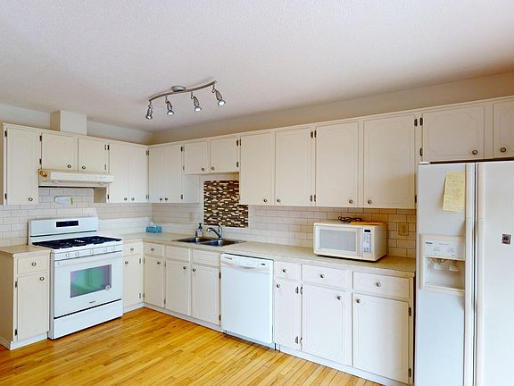 4th image of 225 Sabrina Way SW