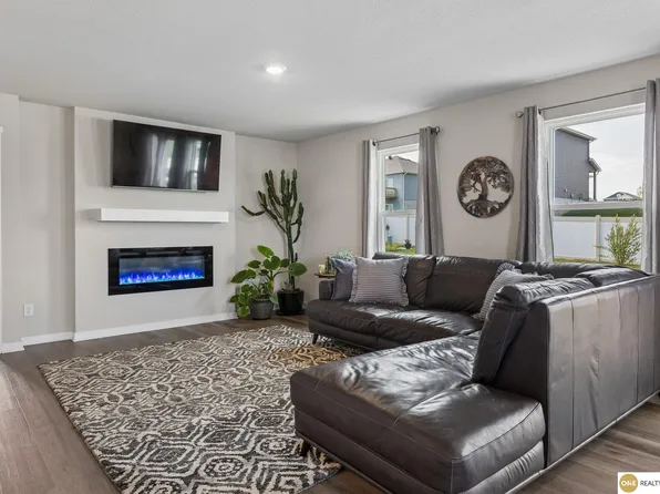 11452 Sunburst Dr, Papillion, NE 68046