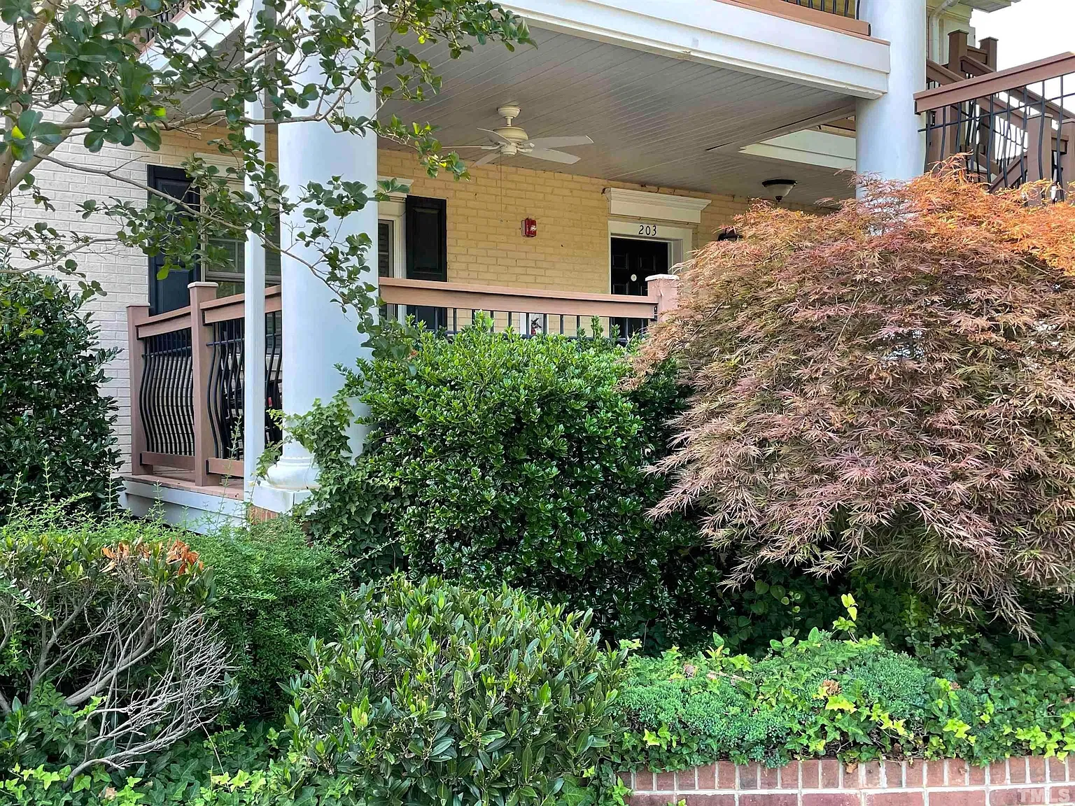 2 bed, 2.0 bath, 918 sqft, $1,400 — Photo 2