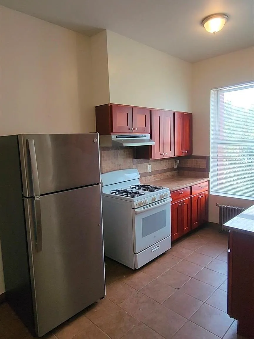 2 bed, 1.0 bath, 700 sqft, $2,000 — Photo 2