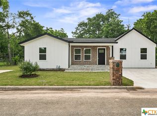 1704 N Hoover Ave, Cameron, TX 76520