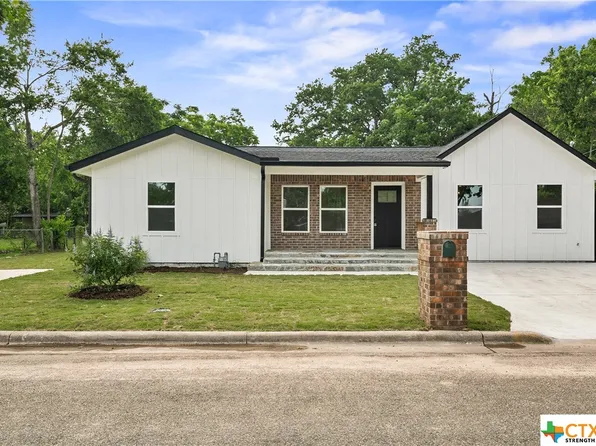 1704 N Hoover Ave, Cameron, TX 76520