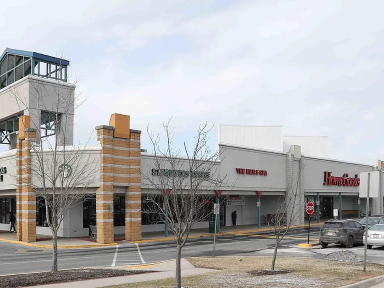 10-minute walk to shopping center - Starbucks, Giant, HomeGoods, TJ Maxx, World Market, Office Depot
