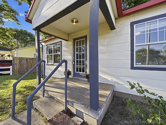 5th image of 320 E Gentry Ave