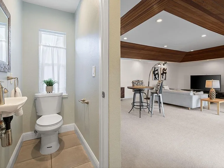 1261 Davis Ave — Photo 12
