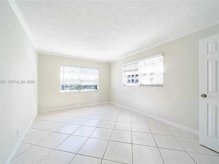 2555 NE 11th St #310 — Photo 25