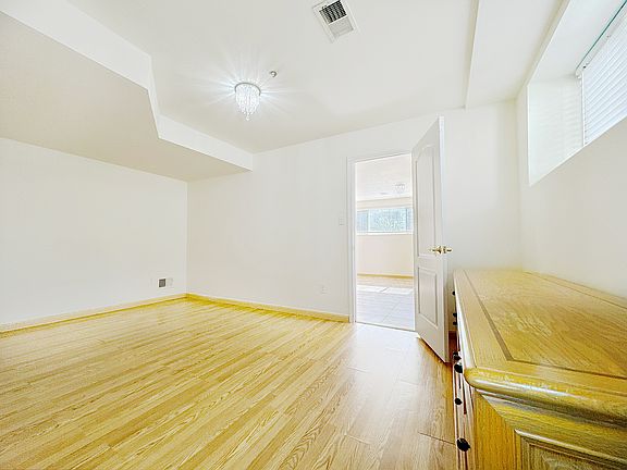 5th image of 38 Jeannette Ave #Basement