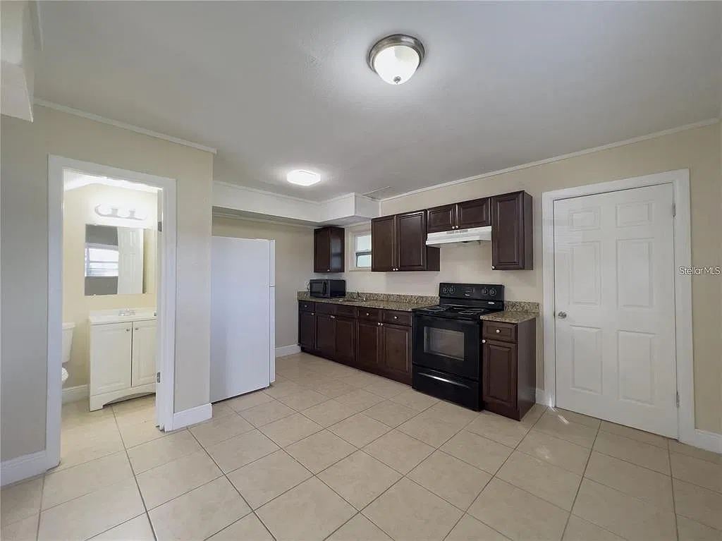 2 bed, 1.5 bath, 912 sqft, $1,450 — Photo 3
